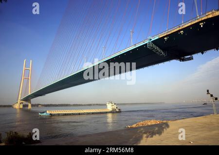 Bildnummer : 60587625 Datum : 09.10.2013 Copyright : imago/Xinhua Un cargo passe sous le pont routier de la rivière Jiujiang Yangtze dans la ville de Jiujiang, province de Jiangxi dans l'est de la Chine, 9 octobre 2013. Le pont reliant Jiangxi et la province du Hubei en Chine centrale sera achevé et ouvert à la circulation à la fin du mois. (Xinhua/Zhang Haiyan) (wr) CHINA-JIANGXI-JIUJIANG-HIGHWAY BRIDGE (CN) PUBLICATIONxNOTxINxCHN Gesellschaft Wirtschaft xsp x0x 2013 quer 60587625 Date 09 10 2013 Copyright Imago XINHUA un passage de cargo sous le pont routier de la rivière Jiujiang Yangtze dans la ville de Jiujiang Banque D'Images