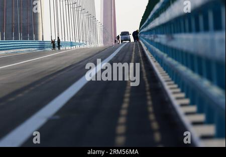 Bildnummer : 60587624 Datum : 09.10.2013 Copyright : imago/Xinhua les ouvriers travaillent sur le pont routier de la rivière Jiujiang Yangtze dans la ville de Jiujiang, province de Jiangxi dans l'est de la Chine, 9 octobre 2013. Le pont reliant Jiangxi et la province du Hubei en Chine centrale sera achevé et ouvert à la circulation à la fin du mois. (Xinhua/Zhang Haiyan) (wr) CHINA-JIANGXI-JIUJIANG-HIGHWAY BRIDGE (CN) PUBLICATIONxNOTxINxCHN Gesellschaft Wirtschaft xsp x0x 2013 quer 60587624 Date 09 10 2013 Copyright Imago XINHUA les ouvriers travaillent SUR le pont routier de la rivière Jiujiang Yangtze dans la ville de Jiujiang est de la Chine S Jiangxi province Banque D'Images