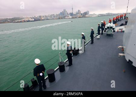 Bildnummer : 60587877 Datum : 11.10.2013 Copyright : imago/Xinhua (131011) -- AUCKLAND, 11 octobre 2013 (Xinhua) -- les Marines se tiennent sur le pont alors que le destroyer Qingdao de la Marine de l'Armée populaire de libération chinoise arrive au port d'Auckland, en Nouvelle-Zélande, le 11 octobre 2013. Trois navires de la marine chinoise sont arrivés dans la plus grande ville de Nouvelle-Zélande, Auckland, vendredi matin, effectuant un salut de 21 canons alors qu'ils passaient devant la base navale de Devonport. (Xinhua/Zha Chunming) NOUVELLE-ZÉLANDE-AUCKLAND-MARINE CHINOISE-VISIT PUBLICATIONxNOTxINxCHN Gesellschaft xsp x0x 2013 quer premiumd 60587877 Date 11 10 2013 Copyright Imag Banque D'Images