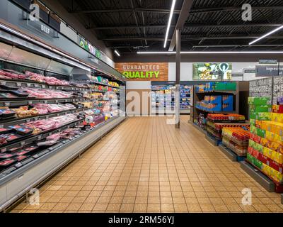 Yorkville, New York - 26 août 2023 : vue panoramique de la section viande et fromage du marché alimentaire Aldi. Banque D'Images