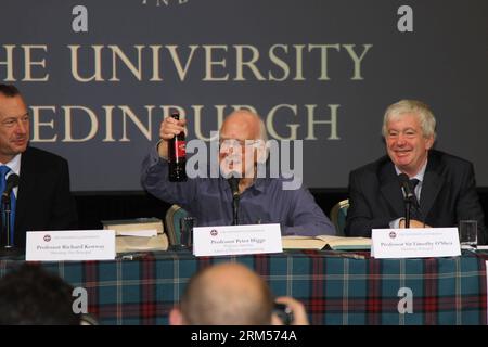 (131011) -- ÉDIMBOURG, 11 octobre 2013 (Xinhua) -- Peter Higgs (C), co-lauréat du prix Nobel de physique 2013, célèbre sa victoire lors d'une conférence de presse à l'Université d'Édimbourg, en Grande-Bretagne, le 11 octobre 2013. Higgs a souligné vendredi que de nombreuses personnes et organisations ont contribué à la théorie de la particule boson de Higgs en dehors de sa postulation initiale en 1964. (Xinhua/Guo Chunju) GRANDE-BRETAGNE-ÉDIMBOURG-PRIX NOBEL-PHYSIQUE-PETER HIGGS-CONFÉRENCE DE PRESSE PUBLICATIONxNOTxINxCHN Banque D'Images