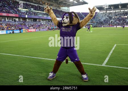 Orlando, Floride, États-Unis. 26 août 2023. La mascotte d'Orlando City Kingston réagit à la foule avant le MLS Orlando City vs St. Match de football de Louis City au stade Exploria à Orlando, FL le 26 août 2023. (Image de crédit : © Cory Knowlton/ZUMA Press Wire) USAGE ÉDITORIAL SEULEMENT! Non destiné à UN USAGE commercial ! Crédit : ZUMA Press, Inc./Alamy Live News Banque D'Images