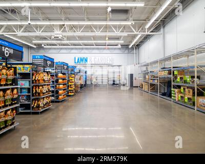 New Hartford, New York - 6 août 2023 : vue rapprochée du département pelouse et jardin du Walmart Super Center. Banque D'Images