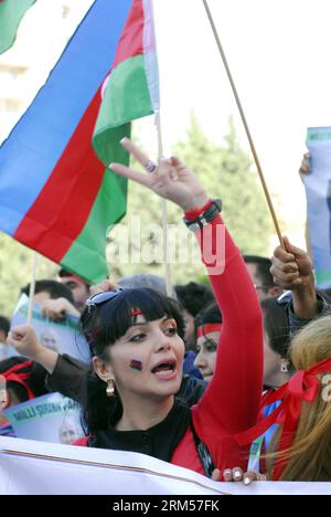 Bildnummer : 60592078 Datum : 12.10.2013 Copyright : imago/Xinhua (131012)-- BAKOU, 12 octobre 2013 (Xinhua) -- Une femme crie des slogans lors d'un rassemblement de protestation à Bakou, capitale de l'Azerbaïdjan, le 12 octobre 2013. Environ 6 000 partisans de l'opposition se rassemblent dans la banlieue de Bakou pour protester contre les violations présumées lors de l'élection présidentielle dans ce pays riche en pétrole de la Caspienne ce mercredi, au cours de laquelle le président sortant Ilham Aliyev a remporté son troisième mandat. (Xinhua/Tofik Babayev) AZERBAÏDJAN-BAKOU-ELECTION-OPPOSITION-PROTEST PUBLICATIONxNOTxINxCHN Politik Demo Protest premiumd x0x xmb 2013 hoch 605 Banque D'Images