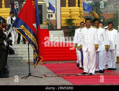 Bildnummer : 60599148 Datum : 15.10.2013 Copyright : imago/Xinhua (131015) -- PHNOM PENH, 15 octobre 2013 (Xinhua) -- le Premier ministre cambodgien Hun Sen (front) conduit les membres du Cabinet à rendre hommage au défunt Roi Père Norodom Sihanouk à Phnom Penh, Cambodge, le 15 octobre 2013. Mardi, le Cambodge a marqué le premier anniversaire de la mort du roi le plus vénéré du pays, le Père Norodom Sihanouk, en rendant hommage à sa statue nouvellement construite et à une cérémonie bouddhiste élaborée. (Xinhua/Sovannara) CAMBODGE-PHNOM PENH-ROI PÈRE NORODOM SIHANOUK-ANNIVERSAIRE PUBLICATIONxNOTxINxCHN peuple Politik Banque D'Images