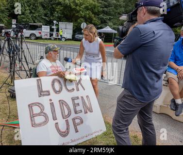 ATLANTA, GA — 24 août 2023 : un manifestant discute avec un journaliste près de la prison du comté de Fulton avant la condamnation de l’ancien président Donald Trump. Banque D'Images