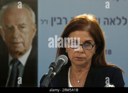 Bildnummer : 60607262 Datum : 16.10.2013 Copyright : imago/Xinhua (131016) -- JÉRUSALEM, 16 octobre 2013 (Xinhua) -- Dalia Rabin, fille du Premier ministre israélien Yitzhak Rabin, prononce une cérémonie marquant le 18e anniversaire de la mort d'Yitzhak Rabin au cimetière du Mont Herzel à Jérusalem, le 16 octobre 2013. Rabin a été assassiné en novembre 1995 après avoir signé les accords d'Oslo de 1993 avec l'Autorité palestinienne, alors dirigée par Yassar Arafat. (Xinhua/POOL/Gali Tibbon) MIDEAST-JERUSALEM-ISRAEL-RABIN-MURDER-THE 18E ANNIVERSAIRE PUBLICATIONxNOTxINxCHN People Politik x0x xkg 2013 quer Banque D'Images