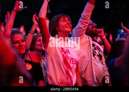 Paris, France. 26 août 2023. Les gens assistent au festival de musique Rock en Seine. Le troisième jour de la 20e édition du festival de musique français Rock en Seine a été présenté par le duo britannique The Chemical Brothers, au domaine National de Saint-Cloud. (Photo Telmo Pinto/SOPA Images/Sipa USA) crédit : SIPA USA/Alamy Live News Banque D'Images