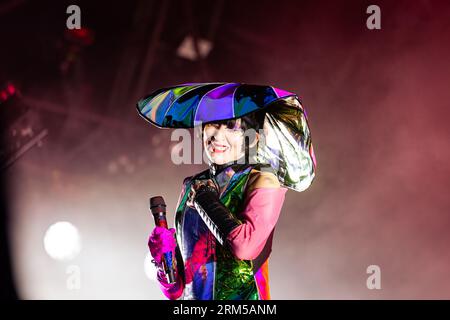 Paris, France. 26 août 2023. Karen O du groupe Yeah Yeahs joue sur scène pendant le concert. Le troisième jour de la 20e édition du festival de musique français Rock en Seine a été présenté par le duo britannique The Chemical Brothers, au domaine National de Saint-Cloud. Crédit : SOPA Images Limited/Alamy Live News Banque D'Images