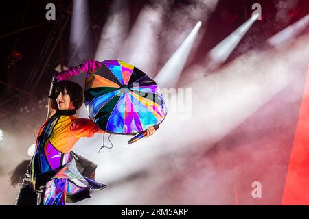 Paris, France. 26 août 2023. Karen O du groupe Yeah Yeahs joue sur scène pendant le concert. Le troisième jour de la 20e édition du festival de musique français Rock en Seine a été présenté par le duo britannique The Chemical Brothers, au domaine National de Saint-Cloud. Crédit : SOPA Images Limited/Alamy Live News Banque D'Images