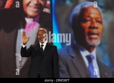 VANCOUVER, 18 oct. 2013 (Xinhua) -- Kofi Annan, ancien secrétaire général des Nations Unies et lauréat du prix Nobel de la paix, s'adresse à environ 20 000 écoliers lors de la 5e édition annuelle de la Journée Free the Children s We, au Rogers Arena de Vancouver, Canada, le 18 octobre 2013. La Journée WE est le plus grand événement de responsabilisation des jeunes de ce genre qui promeut la tolérance et l'inspiration pour les jeunes et encourage les jeunes à s'impliquer dans la résolution des problèmes de la faim et de la liberté dans le monde. (Xinhua/Sergei Bachlakov)(lrz) CANADA-VANCOUVER-FREE THE CHILDREN PUBLICATIONxNOTxINxCHN Vancouver octobre 18 2013 XINHUA Kofi Banque D'Images