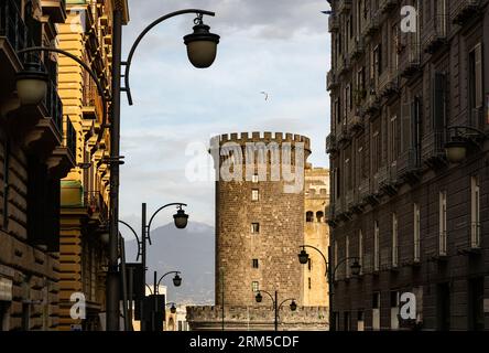 Tour du Castel Nuovo (nouveau château) ou Maschio Angioino de via Santa Brigida à Naples, Italie Banque D'Images