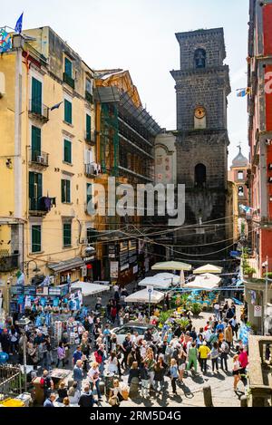 Naples, Italie - 07/05/2023: Place San Gaetano, avec Saint Lorenzo churchthe coeur du centre historique de Naples Banque D'Images