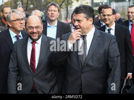 Bildnummer : 60630675 Datum : 23.10.2013 Copyright : imago/Xinhua (131023) -- BERLIN, 23 octobre 2013 (Xinhua) -- le président du Parlement européen Martin Schulz (front L) et Sigmar Gabriel (front R), président du parti social-démocrate allemand (SPD) arrivent pour des pourparlers de coalition au siège de l'Union chrétienne-démocrate (CDU) à Berlin, en Allemagne, le 23 octobre 2013. Les conservateurs de la chancelière Angela Merkel ont lancé mercredi des négociations formelles avec le principal parti d opposition, les sociaux-démocrates (SPD), sur la formation d un gouvernement de coalition. (Xinhua/Zhang Fan) (lmz) ALLEMAGNE-BERLIN-POLITIQUE-COALITION T Banque D'Images