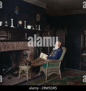 Andrew Carnegie dans son chalet de golf Neaer St. Andrew's Golf Links, comté de Westchester, New York, assis dans une chaise en osier tenant le maga indépendant Banque D'Images