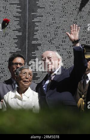 Bildnummer : 60639997 Datum : 25.10.2013 Copyright : imago/Xinhua (131025) -- SAN SALVADOR, 25 octobre 2013 (Xinhua) -- le président irlandais Michael D. Higgins (à droite) fait signe lors de sa visite au Mémorial de la mémoire et de la vérité, dédié aux victimes de la guerre civile (1980-1992), à San Salvador, capitale du Salvador, le 25 octobre 2013. Michael D. Higgins a entamé mercredi une visite officielle de 3 jours au Salvador. (Xinhua/Oscar Rivera) (rt) (sp) EL SALVADOR-SAN SALVADOR-IRELAND-POLITICS-VISIT PUBLICATIONxNOTxINxCHN people xas x0x 2013 hoch 60639997 Date 25 10 2013 Copyright Imago XINHUA San Sal Banque D'Images