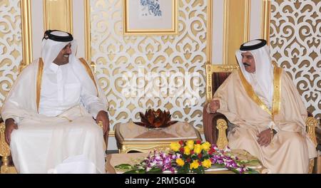 MANAMA, 28 octobre 2013 (Xinhua) -- l'émir qatarien Shaikh Tamim bin Hamad Al-Thani (à gauche) rencontre le roi de Bahreïn Hamad bin ISA Al-Khalifa (à droite) à Manama, Bahreïn, le 28 octobre 2013. (Xinhua) BAHRAIN-QATAR-VISIT PUBLICATIONxNOTxINxCHN Manama OCT 28 2013 XINHUA Qatari Amir Shaikh Tamim am Hamad Al Thani l rencontre avec le roi de Bahreïn Hamad am ISA Al Khalifa r à Manama Bahrain LE 28 2013 octobre XINHUA Bahrain Qatar Visit PUBLICATIONxNOTxINxCHN Banque D'Images