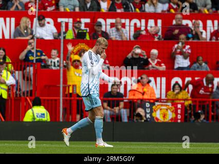 Manchester, Royaume-Uni. 26 août 2023. Joe Worrall, capitaine de Nottingham Forest, s'en va après s'être vu montrer un carton rouge lors du match de FA Premier League entre Manchester United FC et Nottingham Forest FC à Old Trafford à Manchester, en Grande-Bretagne, le 26 août 2023. Man Utd a gagné 3-2. Crédit : Xinhua/Alamy Live News Banque D'Images