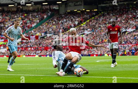 Manchester, Royaume-Uni. 26 août 2023. Antony Matheus dos Santos (2nd R) de Manchester United est défié par Ola Aina de Nottingham Forest lors du match de FA Premier League entre Manchester United FC et Nottingham Forest FC à Old Trafford à Manchester, en Grande-Bretagne, le 26 août 2023. Man Utd a gagné 3-2. Crédit : Xinhua/Alamy Live News Banque D'Images