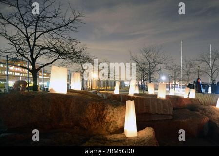 Bildnummer : 60653963 Datum : 29.10.2013 Copyright : imago/Xinhua bougies sont mis sur les rochers pour mémoriser les victimes de l'ouragan Sandy devant le National Lighthouse Museum à Staten Island à New York, aux États-Unis, le 29 octobre 2013. À New York et dans le New Jersey, le premier anniversaire de l'ouragan Sandy a été marqué par diverses manifestations commémoratives. (Xinhua/Wang Lei) (dzl) US-NEW YORK-HURRICANE SANDY-1ST ANNIVERSARY PUBLICATIONxNOTxINxCHN Gesellschaft Gedenken Sturm xsp x0x 2013 quer premiumd 60653963 Date 29 10 2013 Copyright Imago XINHUA bougies sont mis SUR les rochers à mémoire Banque D'Images