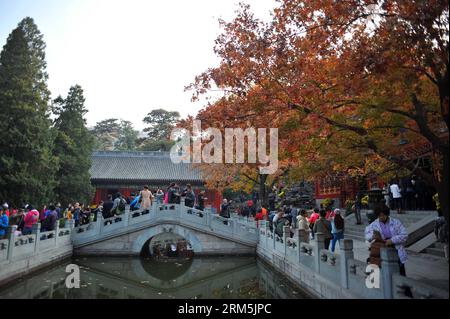 Bildnummer : 60674777 Datum : 30.10.2013 Copyright : imago/Xinhua BEIJING (Xinhua) -- les touristes regardent le paysage d'automne au Parc des collines parfumées à Beijing, capitale de la Chine, 30 octobre 2013. (Xinhua/Chen Yehua) (mt) CHINE-PÉKIN-PAYSAGE D'AUTOMNE (CN) PUBLICATIONxNOTxINxCHN Gesellschaft x0x xsk 2013 quer 60674777 Date 30 10 2013 Copyright Imago XINHUA Pékin XINHUA touristes Voir le paysage d'automne AU Parc des collines parfumées à Pékin capitale de la Chine OCT 30 2013 XINHUA Chen Yehua Mt Chine Pékin paysage d'automne CN PUBLICATIONxNOTxINxCHN Société x0x xSK 2013 horizontal Banque D'Images