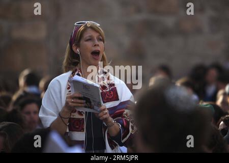 Bildnummer : 60674763 Datum : 04.11.2013 Copyright : imago/Xinhua JÉRUSALEM, 4 novembre 2013 (Xinhua) -- Une femme juive prie au mur Occidental, le site le plus sacré du judaïsme, dans la vieille ville de Jérusalem, le 4 novembre 2013. Le groupe connu sous le nom de femmes du mur se réunit chaque mois pour un service de prière au mur occidental, portant des châles de prière et accomplissant des rituels que les Juifs ultra-orthodoxes croient que seuls les hommes sont autorisés à faire. (Xinhua/Muammar Awad)(axy) MIDEAST-JERUSALEM-WESTERN WALL-WOMEN PUBLICATIONxNOTxINxCHN Gesellschaft premiumd x0x xsk 2013 quer 60674763 Date 04 11 2013 Copyright Imago XINHUA Jérusalem Banque D'Images