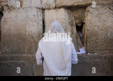 Bildnummer : 60674759 Datum : 04.11.2013 Copyright : imago/Xinhua JÉRUSALEM, 4 novembre 2013 (Xinhua) -- Une femme juive portant un châle de prière prie au mur occidental, le site le plus sacré du judaïsme, dans la vieille ville de Jérusalem, le 4 novembre 2013. Le groupe connu sous le nom de femmes du mur se réunit chaque mois pour un service de prière au mur occidental, portant des châles de prière et accomplissant des rituels que les Juifs ultra-orthodoxes croient que seuls les hommes sont autorisés à faire. (Xinhua/Muammar Awad)(axy) MIDEAST-JERUSALEM-WESTERN WALL-WOMEN PUBLICATIONxNOTxINxCHN Gesellschaft premiumd x0x xsk 2013 quer Aufmacher 60674759 Date 04 11 2013 Banque D'Images