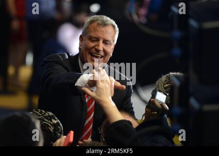 Bildnummer : 60680460 Datum : 05.11.2013 Copyright : imago/Xinhua NEW YORK, 5 novembre 2013 (Xinhua) -- le maire nouvellement élu de New York Bill de Blasio salue ses partisans lors de sa soirée électorale à New York, aux États-Unis, le 5 novembre 2013. PUBLICATIONxNOTxINxCHN personnes Politik USA Wahlen Bürgermeister Bürgermeisterwahlen x1x xkg 2013 quer 60680460 Date 05 11 2013 Copyright Imago XINHUA New York novembre 5 2013 XINHUA nouvellement élu maire de New York Bill de salue ses partisans À son ÉLECTION Night Party à New York les États-Unis novembre 5 2013 PUBLICATIONxNOTxINxCHN Celebri Banque D'Images