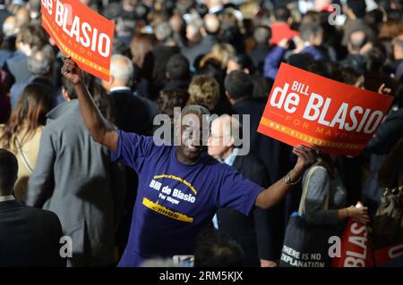 Bildnummer : 60680467 Datum : 05.11.2013 Copyright : imago/Xinhua NEW YORK, 5 novembre 2013 (Xinhua) -- Un partisan du maire nouvellement élu de la ville de New York Bill de Blasio assiste à sa soirée électorale à New York, aux États-Unis, le 5 novembre 2013. PUBLICATIONxNOTxINxCHN People Politik USA Wahlen Bürgermeister Bürgermeisterwahlen x1x xkg 2013 quer Aufmacher premiumd 60680467 Date 05 11 2013 Copyright Imago XINHUA New York novembre 5 2013 XINHUA un partisan du maire nouvellement élu de la ville de New York Bill de assiste à sa SOIRÉE ÉLECTORALE à New York aux États-Unis novembre 5 2013 PUBLICATIONxNOT Banque D'Images