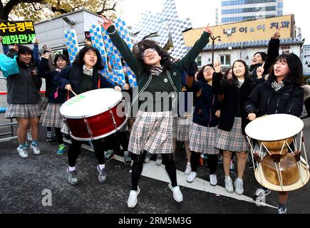 Bildnummer : 60685314 Datum : 07.11.2013 Copyright : imago/Xinhua (131107) -- SÉOUL, 7 novembre 2013 (Xinhua) -- les étudiants juniors encouragent leurs camarades de classe supérieurs à passer le College Scholastic Ability Test à l'entrée du lycée de filles Ehwa à Séoul, Corée du Sud, 7 novembre 2013. L'examen annuel d'entrée au collège a eu lieu jeudi en Corée du Sud. Cette année, plus de 650 000 élèves et diplômés du secondaire se sont rendus sur 1 257 sites de test dans tout le pays pour passer l'examen. (Xinhua/Park Jin-hee)(zcc) CORÉE DU SUD-SEOUL-COLLEGE SCHOLASTIC ABILITY TEST PUBLICATIONxNOTxINxCHN Gesellschaft x0x xsk 2013 quer Banque D'Images