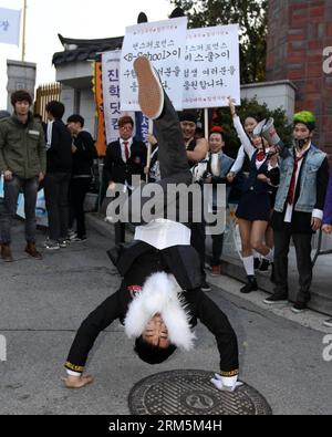 Bildnummer : 60685325 Datum : 07.11.2013 Copyright : imago/Xinhua (131107) -- SÉOUL, 7 novembre 2013 (Xinhua) -- les étudiants juniors encouragent leurs camarades de classe supérieurs à passer le College Scholastic Ability Test à l'entrée du Pungmoon Girls High School à Séoul, Corée du Sud, 7 novembre 2013. L'examen annuel d'entrée au collège a eu lieu jeudi en Corée du Sud. Cette année, plus de 650 000 élèves et diplômés du secondaire se sont rendus sur 1 257 sites de test dans tout le pays pour passer l'examen. (Xinhua/Park Jin-hee)(zcc) CORÉE DU SUD-SEOUL-COLLEGE SCHOLASTIC ABILITY TEST PUBLICATIONxNOTxINxCHN Gesellschaft x0x xsk 2013 Banque D'Images