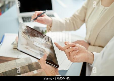 Architecte d'intérieur asiatique pensant à l'intérieur de la maison Banque D'Images