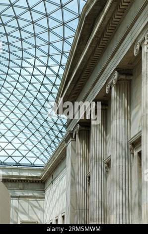 Londres, Angleterre, 12 août 2023 : la lumière du soleil et les ombres filtrent à travers la magnifique verrière tesselée de la Grande Cour du British Museum Banque D'Images