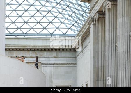 Londres, Angleterre, Royaume-Uni - 12 août 2023 : une jeune femme prend un selfie avec l'incroyable intérieur et l'architecture du British Museum Banque D'Images