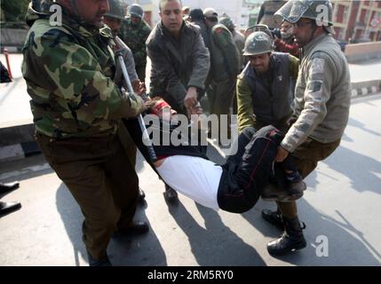 Bildnummer : 60710846 Datum : 13.11.2013 Copyright : imago/Xinhua (131113) -- SRINAGAR, 13 novembre 2013 (Xinhua) -- des policiers indiens arrêtent un musulman chiite cachemiri en deuil lors d'une procession de Muharram à Srinagar, capitale estivale du Cachemire contrôlé par l'Inde, le 13 novembre 2013. La police indienne a tiré des dizaines d'obus de fumée lacrymogène et a eu recours à la matraque pour disperser la procession religieuse des musulmans chiites en deuil, qui ont tenté de défier le couvre-feu imposé par les autorités, a déclaré la police. (Xinhua/Javed Dar) KASHMIR-SRINAGAR-MUHARRAM PROCESSION PUBLICATIONxNOTxINxCHN Demo Protest Ausschreitungen x Banque D'Images