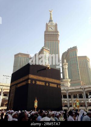 (131114) -- RIYAD, 14 novembre 2013 (Xinhua) -- photo prise le 10 octobre 2013 montrant la Tour de la Makkah à Makkah, Arabie Saoudite. Makkah Tower conserve sa place comme le 2e plus haut bâtiment du monde. Debout à la hauteur de 1 972 pieds (601,07 m), la tour Abraj Al-Bait, également connue sous le nom de tour royale de l'horloge de Makkah, a été déclaré le deuxième plus haut bâtiment du monde par le Conseil des États-Unis sur les grands bâtiments et l'habitat urbain, reconnu comme une autorité mondiale sur les gratte-ciel superdimensionnés. Seul Burj Khalifa à Dubaï, qui mesure 2 717 pieds (828,14 mètres) de haut, dépasse la tour de l'horloge de Makkah Banque D'Images