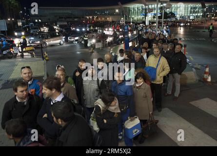 Bildnummer : 60733022 Datum : 19.11.2013 Copyright : imago/Xinhua GIBRALTAR, 19 novembre 2013 (Xinhua) -- les piétons font la queue au poste frontière entre Gibraltar et l'Espagne, 19 novembre 2013. L'Espagne a mis en œuvre des contrôles plus stricts à sa frontière avec Gibraltar mardi. Le navire de recherche espagnol Ramon Margalef est entré dans les eaux au large de Gibraltar lundi. Le Foreign Office britannique a déclaré que l ambassadeur espagnol Federico Trillo avait été convoqué au Foreign Office, afin de souligner les graves préoccupations du gouvernement britannique concernant une incursion en cours dans les eaux territoriales britanniques de Gibraltar. ( Banque D'Images