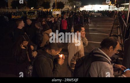 Bildnummer : 60733018 Datum : 19.11.2013 Copyright : imago/Xinhua GIBRALTAR, 19 novembre 2013 (Xinhua) -- les piétons font la queue au poste frontière entre Gibraltar et l'Espagne, 19 novembre 2013. L'Espagne a mis en œuvre des contrôles plus stricts à sa frontière avec Gibraltar mardi. Le navire de recherche espagnol Ramon Margalef est entré dans les eaux au large de Gibraltar lundi. Le Foreign Office britannique a déclaré que l ambassadeur espagnol Federico Trillo avait été convoqué au Foreign Office, afin de souligner les graves préoccupations du gouvernement britannique concernant une incursion en cours dans les eaux territoriales britanniques de Gibraltar. ( Banque D'Images