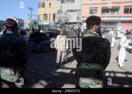 Bildnummer : 60737642 Datum : 21.11.2013 Copyright : imago/Xinhua (131121) -- QUETTA, 21 novembre 2013 (Xinhua) -- rassemblement sur le site de l'explosion dans le sud-ouest du Pakistan Quetta, 21 novembre 2013. Au moins cinq personnes ont été tuées et 20 autres blessées lorsqu'une explosion a frappé une zone de marché dans la ville de Quetta, au sud-ouest du Pakistan, jeudi matin, a rapporté la chaîne locale de télévision urdu Geo. (Xinhua/Mohammad) PAKISTAN-QUETTA-MARKET-BLAST PUBLICATIONxNOTxINxCHN Gesellschaft Anschlag explosion xns x0x 2013 quer premiumd 60737642 Date 21 11 2013 Copyright Imago XINHUA Quetta Nov 21 2013 XINHUA se rassemblent SUR le site Blast dans le Sud Banque D'Images