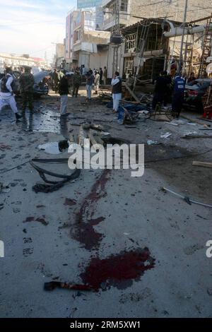 Bildnummer : 60737639 Datum : 21.11.2013 Copyright : imago/Xinhua (131121) -- QUETTA, 21 novembre 2013 (Xinhua) -- rassemblement sur le site de l'explosion dans le sud-ouest du Pakistan Quetta, 21 novembre 2013. Au moins cinq personnes ont été tuées et 20 autres blessées lorsqu'une explosion a frappé une zone de marché dans la ville de Quetta, au sud-ouest du Pakistan, jeudi matin, a rapporté la chaîne locale de télévision urdu Geo. (Xinhua/Mohammad) PAKISTAN-QUETTA-MARKET-BLAST PUBLICATIONxNOTxINxCHN Gesellschaft Anschlag explosion xns x0x 2013 hoch premiumd 60737639 Date 21 11 2013 Copyright Imago XINHUA Quetta Nov 21 2013 XINHUA se rassemblent SUR le site Blast dans le Sud Banque D'Images