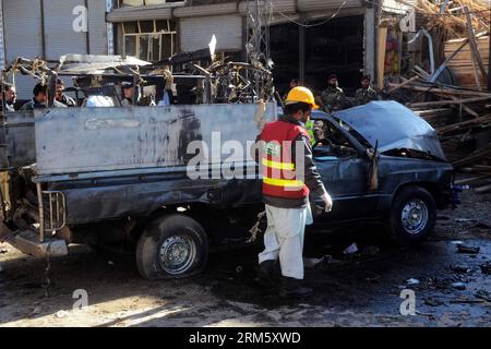 Bildnummer : 60737646 Datum : 21.11.2013 Copyright : imago/Xinhua (131121) -- QUETTA, 21 novembre 2013 (Xinhua) -- Un sauveteur travaille sur le site de l'explosion dans le sud-ouest du Pakistan Quetta, 21 novembre 2013. Au moins cinq personnes ont été tuées et 20 autres blessées lorsqu'une explosion a frappé une zone de marché dans la ville de Quetta, au sud-ouest du Pakistan, jeudi matin, a rapporté la chaîne locale de télévision urdu Geo. (Xinhua/Mohammad) PAKISTAN-QUETTA-MARKET-BLAST PUBLICATIONxNOTxINxCHN Gesellschaft Anschlag explosion xns x0x 2013 quer premiumd 60737646 Date 21 11 2013 Copyright Imago XINHUA Quetta Nov 21 2013 XINHUA a Sauveur travaille au B. Banque D'Images