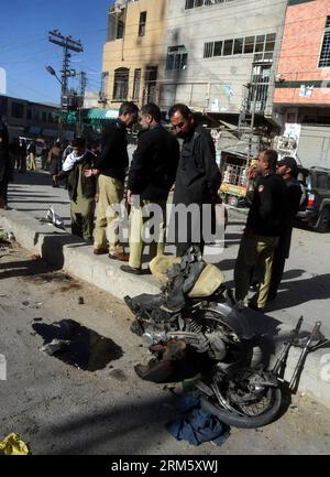 Bildnummer : 60737645 Datum : 21.11.2013 Copyright : imago/Xinhua (131121) -- QUETTA, 21 novembre 2013 (Xinhua) -- des policiers examinent le site de l'explosion dans le sud-ouest du Pakistan Quetta, 21 novembre 2013. Au moins cinq personnes ont été tuées et 20 autres blessées lorsqu'une explosion a frappé une zone de marché dans la ville de Quetta, au sud-ouest du Pakistan, jeudi matin, a rapporté la chaîne locale de télévision urdu Geo. (Xinhua/Mohammad) PAKISTAN-QUETTA-MARKET-BLAST PUBLICATIONxNOTxINxCHN Gesellschaft Anschlag explosion xns x0x 2013 hoch premiumd 60737645 Date 21 11 2013 Copyright Imago XINHUA Quetta nov 21 2013 des policiers XINHUA examinent le Bla Banque D'Images