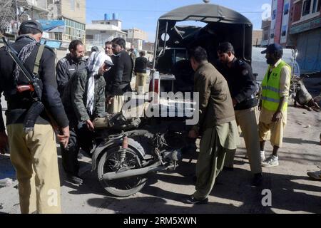 Bildnummer : 60737644 Datum : 21.11.2013 Copyright : imago/Xinhua (131121) -- QUETTA, 21 novembre 2013 (Xinhua) -- des policiers retirent les débris d'une moto détruite sur le site de l'explosion dans le sud-ouest du Pakistan, Quetta, 21 novembre 2013. Au moins cinq personnes ont été tuées et 20 autres blessées lorsqu'une explosion a frappé une zone de marché dans la ville de Quetta, au sud-ouest du Pakistan, jeudi matin, a rapporté la chaîne locale de télévision urdu Geo. (Xinhua/Mohammad) PAKISTAN-QUETTA-MARKET-BLAST PUBLICATIONxNOTxINxCHN Gesellschaft Anschlag explosion xns x0x 2013 quer premiumd 60737644 Date 21 11 2013 Copyright Imago XINHUA Quetta nov 21 2 Banque D'Images