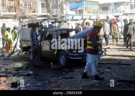 Bildnummer : 60737640 Datum : 21.11.2013 Copyright : imago/Xinhua (131121) -- QUETTA, 21 novembre 2013 (Xinhua) -- des sauveteurs travaillent sur le site de l'explosion dans le sud-ouest du Pakistan Quetta, 21 novembre 2013. Au moins cinq personnes ont été tuées et 20 autres blessées lorsqu'une explosion a frappé une zone de marché dans la ville de Quetta, au sud-ouest du Pakistan, jeudi matin, a rapporté la chaîne locale de télévision urdu Geo. (Xinhua/Mohammad) PAKISTAN-QUETTA-MARKET-BLAST PUBLICATIONxNOTxINxCHN Gesellschaft Anschlag explosion xns x0x 2013 quer premiumd 60737640 Date 21 11 2013 Copyright Imago XINHUA Quetta nov 21 2013 XINHUA Rescue Work AT the Blast S. Banque D'Images