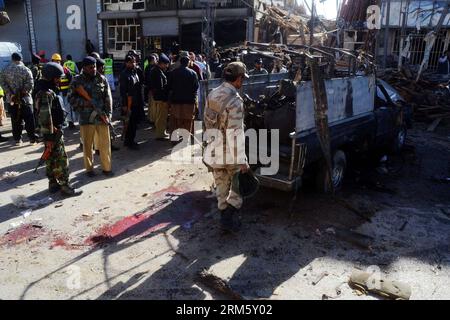 Bildnummer : 60737638 Datum : 21.11.2013 Copyright : imago/Xinhua (131121) -- QUETTA, 21 novembre 2013 (Xinhua) -- des soldats pakistanais inspectent le site de l'explosion dans le sud-ouest du Pakistan Quetta, 21 novembre 2013. Au moins cinq personnes ont été tuées et 20 autres blessées lorsqu'une explosion a frappé une zone de marché dans la ville de Quetta, au sud-ouest du Pakistan, jeudi matin, a rapporté la chaîne locale de télévision urdu Geo. (Xinhua/Mohammad) PAKISTAN-QUETTA-MARKET-BLAST PUBLICATIONxNOTxINxCHN Gesellschaft Anschlag explosion xns x0x 2013 quer premiumd 60737638 Date 21 11 2013 Copyright Imago XINHUA Quetta novembre 21 2013 XINHUA Soldie pakistanaise Banque D'Images