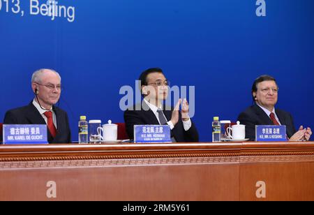 Bildnummer : 60739482 Datum : 21.11.2013 Copyright : imago/Xinhua (131121) -- PÉKIN, 21 novembre 2013 (Xinhua) -- le Premier ministre chinois Li Keqiang, le président du Conseil européen Herman Van Rompuy et le président de la Commission européenne Jose Manuel Barroso participent au 9e sommet des affaires UE-Chine à Pékin, capitale de la Chine, le 21 novembre 2013. (Xinhua/Pang Xinglei) (yxb) CHINA-BEIJING-LI KEQIANG-eu CHINA BUSINESS SUMMIT(CN) PUBLICATIONxNOTxINxCHN People xas x0x 2013 quer 60739482 Date 21 11 2013 Copyright Imago XINHUA Pékin nov 21 2013 le Premier ministre chinois XINHUA quitte le Conseil européen de Keqiang Herman va Banque D'Images