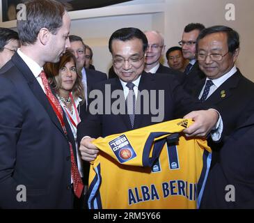 Bildnummer : 60739483 Datum : 21.11.2013 Copyright : imago/Xinhua (131121) -- PÉKIN, 21 novembre 2013 (Xinhua) -- le Premier ministre chinois Li Keqiang voit un maillot d'Alba Berlin, reçu d'Axel Schweitzer après le 9e Sommet des affaires UE-Chine à Pékin, capitale de la Chine, le 21 novembre 2013. (Xinhua/Pang Xinglei) (yxb) CHINA-BEIJING-LI KEQIANG-eu CHINA BUSINESS SUMMIT(CN) PUBLICATIONxNOTxINxCHN Wirtschaft People xas x0x 2013 quadrat Aufmacher premiumd kurios 60739483 Date 21 11 2013 Copyright Imago XINHUA Pékin nov 21 2013 XINHUA Premier ministre chinois a quitté Keqiang Views a Jersey of Alba Berlin receiv Banque D'Images