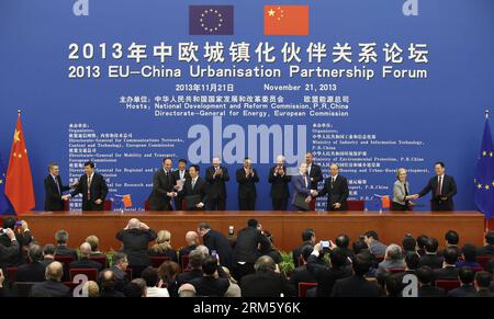 Bildnummer : 60739639 Datum : 21.11.2013 Copyright : imago/Xinhua (131121) -- PÉKIN, 21 novembre 2013 (Xinhua) -- le Premier ministre chinois Li Keqiang, le président du Conseil européen Herman Van Rompuy et le président de la Commission européenne Jose Manuel Barroso assistent à la cérémonie de signature du Forum de partenariat UE-Chine 2013 sur l'urbanisation à Pékin, capitale de la Chine, le 21 novembre 2013. (Xinhua/Pang Xinglei) (yxb) CHINA-BEIJING-LI KEQIANG-eu CHINA urbanisation-FORUM(CN) PUBLICATIONxNOTxINxCHN xas x0x 2013 quer 60739639 Date 21 11 2013 Copyright Imago XINHUA Pékin novembre 21 2013 le Premier ministre chinois XINHUA quitte Keqiang Euro Banque D'Images