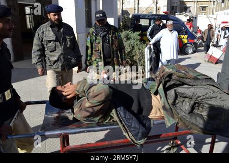 Bildnummer : 60740449 Datum : 21.11.2013 Copyright : imago/Xinhua (131122) -- QUETTA, 21 novembre 2013 (Xinhua) -- transférer un policier blessé à un hôpital dans le sud-ouest du Pakistan, Quetta, le 21 novembre 2013. Au moins cinq personnes ont été tuées et 20 autres blessées lorsqu'une explosion a frappé une zone de marché dans la ville de Quetta, au sud-ouest du Pakistan, jeudi matin, a rapporté la chaîne locale de télévision urdu Geo. (Xinhua/Asad) PAKISTAN-QUETTA-BLAST PUBLICATIONxNOTxINxCHN Gesellschaft Politik Terror Anschlag Terroranschlag bombe Bombenanschlag xas x0x 2013 quer 60740449 Date 21 11 2013 Copyright Imago XINHUA Quetta nov 21 2013 Banque D'Images