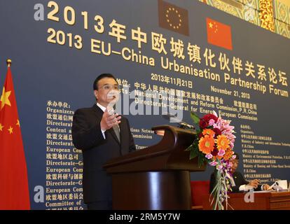 Bildnummer : 60739636 Datum : 21.11.2013 Copyright : imago/Xinhua (131121) -- BEIJING, 21 novembre 2013 (Xinhua) -- le Premier ministre chinois Li Keqiang prononce une allocution à la cérémonie de clôture du Forum de partenariat UE-Chine sur l'urbanisation 2013 à Beijing, capitale de la Chine, le 21 novembre 2013. (Xinhua/Pang Xinglei) (yxb) CHINA-BEIJING-LI KEQIANG-eu CHINA urbanisation-FORUM(CN) PUBLICATIONxNOTxINxCHN People xas x0x 2013 quer premiumd 60739636 Date 21 11 2013 Copyright Imago XINHUA Pékin nov 21 2013 le Premier ministre chinois XINHUA a quitté Keqiang s'adresse à la cérémonie de CLÔTURE du Forum de partenariat UE-Chine sur l'urbanisation 2013 à BEI Banque D'Images
